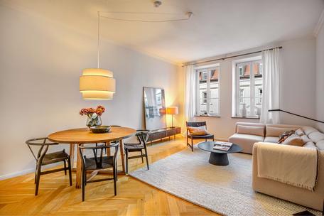 Historic flair at Gärtnerplatz: Ideally laid out 3-room apartment in an old building with balcony