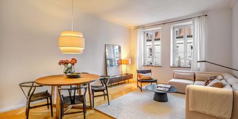 Historic flair at Gärtnerplatz: Ideally laid out 3-room apartment in an old building with balcony