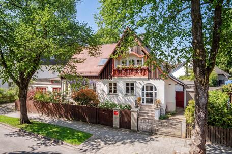 A historic gem from 1913 near Blutenburg, featuring a pool and an artist's studio