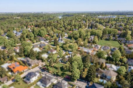 A prime building lot measuring 2,883 m² in a prestigious location