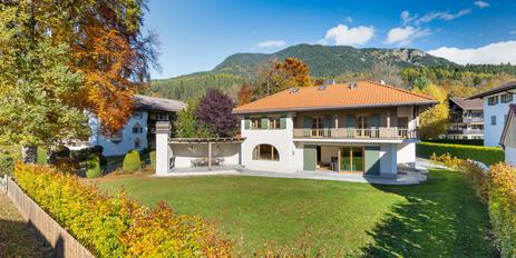 High-class renovated country house villa with a fantastic view of the Zugspitze