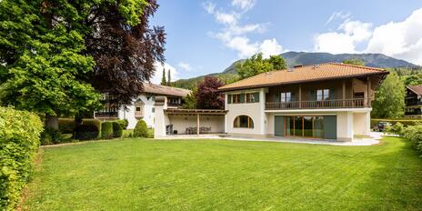 High-class renovated country house villa with a fantastic view of the Zugspitze