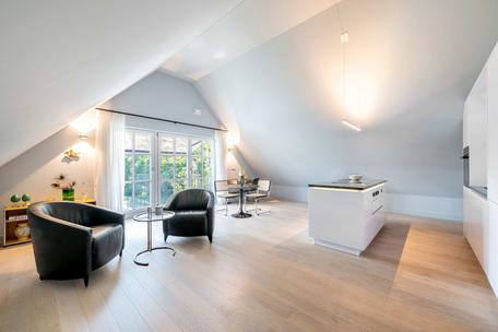 High-class 3-room apartment from 2021 with airy penthouse ambience within walking distance of the lake