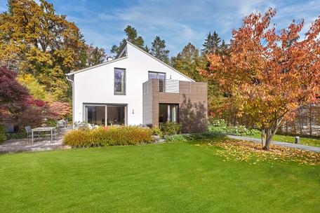 High-class architect's house with fantastic garden and heat pump in prime location