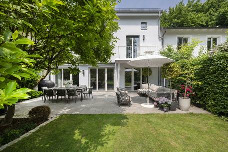 High-class designer townhouse with generous space and fantastic south-facing garden