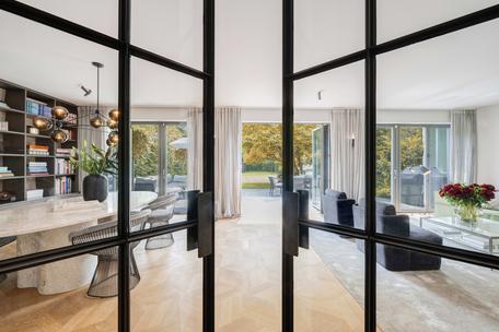 High-class designer townhouse with generous space and fantastic south-facing garden