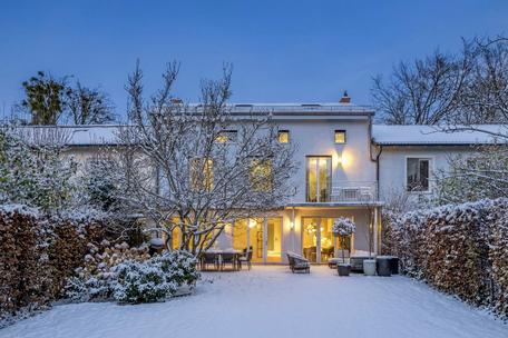 High-class designer townhouse with generous space and fantastic south-facing garden