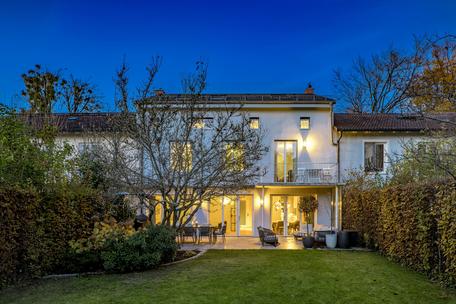 High-class designer townhouse with generous space and fantastic south-facing garden