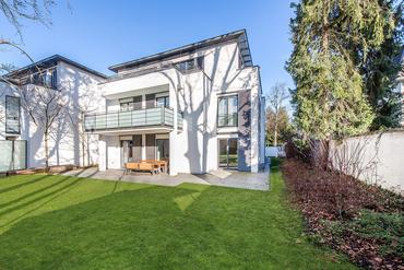 High-quality equipped 4-room apartment with dream garden and spacious basement area