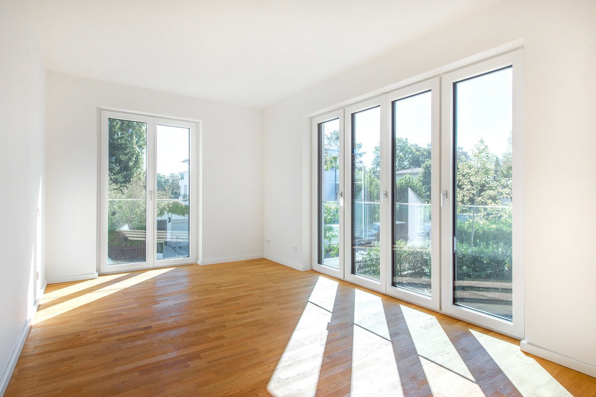 Elternschlafzimmer mit bodentiefen Fenstern