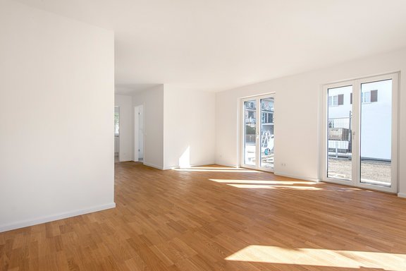 Wohnbereich mit Blick zum Eingangsbereich und Küch