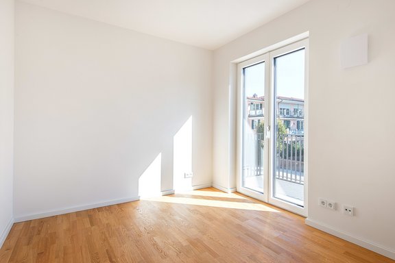 Kinderzimmer mit Zugang zum Balkon