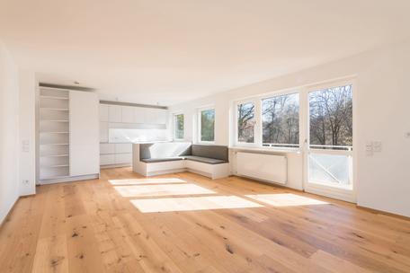 High-quality, modernized 3-room apartment with south-facing balcony in a quiet, prime location