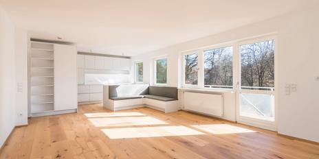 High-quality, modernized 3-room apartment with south-facing balcony in a quiet, prime location