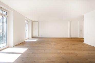 High-quality and elegantly renovated 2.5-room apartment in a quiet courtyard location on Promenade Square