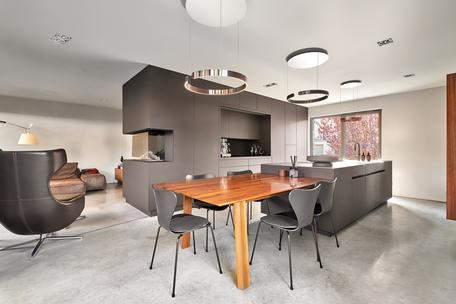 High-quality designer home with luxurious furnishings, heat pump and PV from 2021