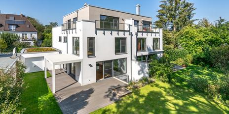 High-quality residence with sunny south-facing garden in stylish design