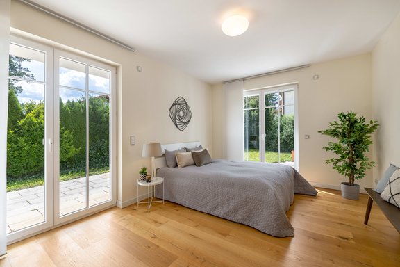 Attractive guest/study room