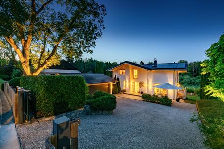 Upscale family home in a privileged location between nature and the lake