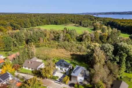 Upscale family home in a privileged location between nature and the lake