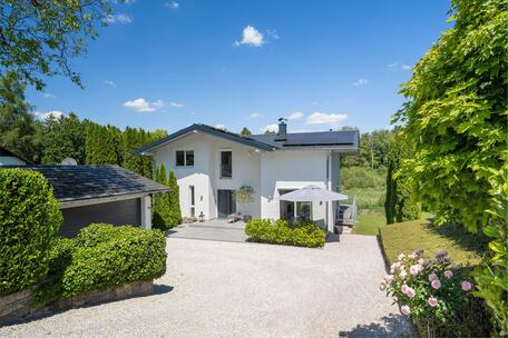 Luxury family home in a prime location nestled between nature and the lake