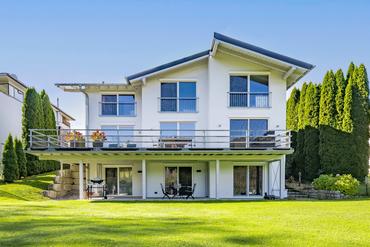 Upscale family home in a privileged location between nature and the lake