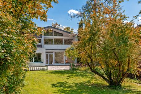 Idyll with access to the Amper: detached house with further building rights on the plot