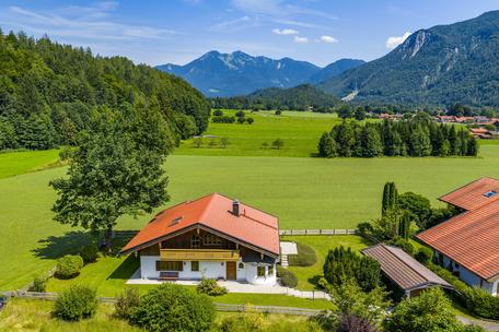 Idyll and alpine views: Charming detached house with dream plot in Chiemgau