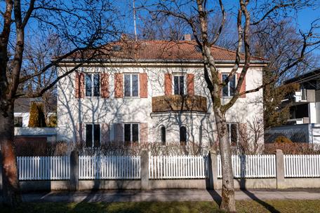 Idyllic location for the renovation and extension of an ensemble-protected villa