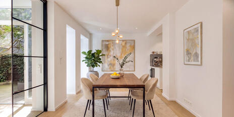 An idyllic oasis of calm in a prime downtown location: a stylish townhouse with a rooftop terrace
