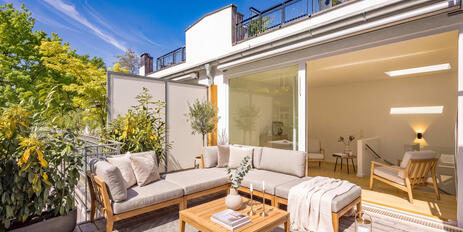 An idyllic oasis of calm in a prime downtown location: a stylish townhouse with a rooftop terrace