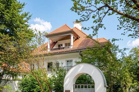 On the top floor: Charming 2-room apartment with a rooftop terrace in a quiet location