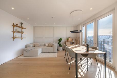 In step with the city: Stylish 4-bedroom apartment with a loggia in a prime urban location