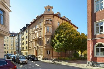 Eingang Mehrfamilienhaus München