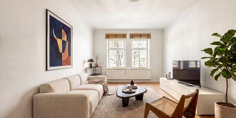 In a sought-after location: A bright, well-laid-out 2.5-room apartment in an older building with a planned balcony