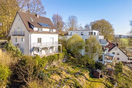 On a hillside with a dream view: detached house modernized in 2018/19 with plenty of space