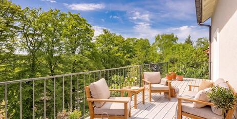 Situated on a hillside with a stunning view: a single-family home modernized in 2018/19 with plenty of space