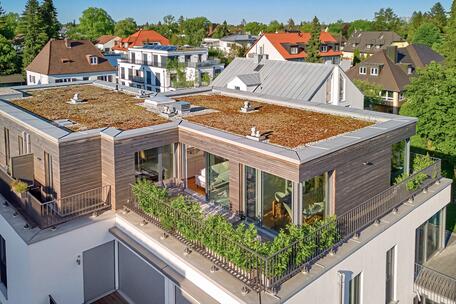 Within walking distance of the Würm River: A like-new 3.5-room apartment with penthouse charm and a rooftop terrace