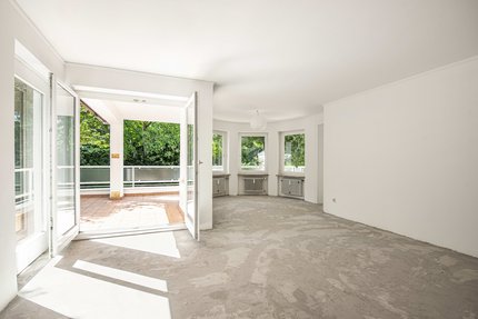 South-west-facing terrace and charming dining bay window
