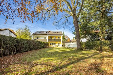 In a prime location in Riemerling: 581 m² building plot with park-like charm on the outskirts of town, close to nature