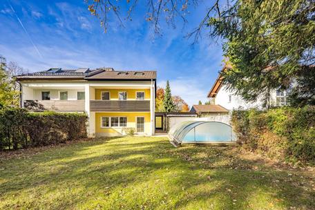 In Riemerling's prime location: Half of a house with large park-like south-facing garden for modernization