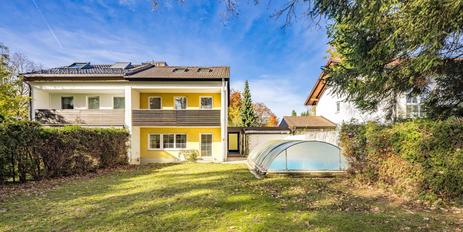 In Riemerling's prime location: Half of a house with large park-like south-facing garden for modernization