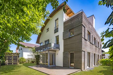 In a quiet garden setting: Family-friendly townhouse with four bedrooms and a rooftop terrace