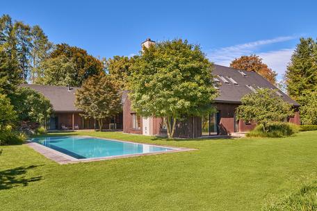 In an unspoilt, idyllic location: designer villa with pool, spa and guest apartment