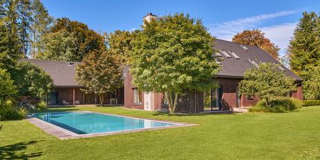 In an unspoilt, idyllic location: designer villa with pool, spa and guest apartment