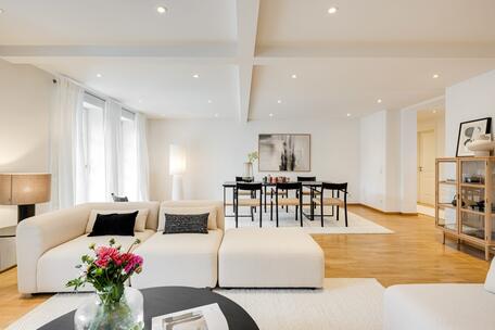 Near the Isar River and with stunning views: 3- to 4-room apartment in a renovated historic building from 1900 with two balconies