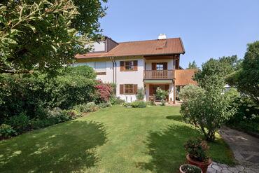 Wooden house in the Isartal valley with an idyllic garden and approximately 60 m² of potential for expansion in the attic
