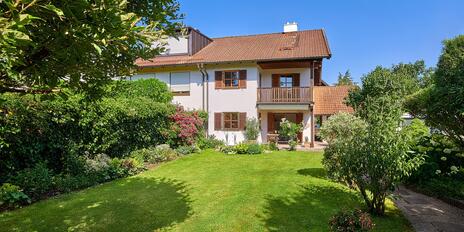 Wooden house in the Isartal valley with an idyllic garden and approximately 60 m² of potential for expansion in the attic