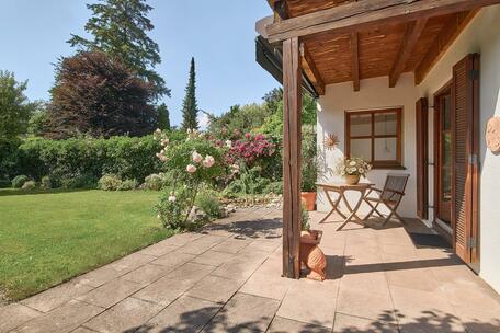 Wooden house in the Isartal valley with an idyllic garden and approximately 70 m² of potential for expansion in the attic