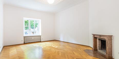 Art Nouveau apartment with 5 rooms and fireplace